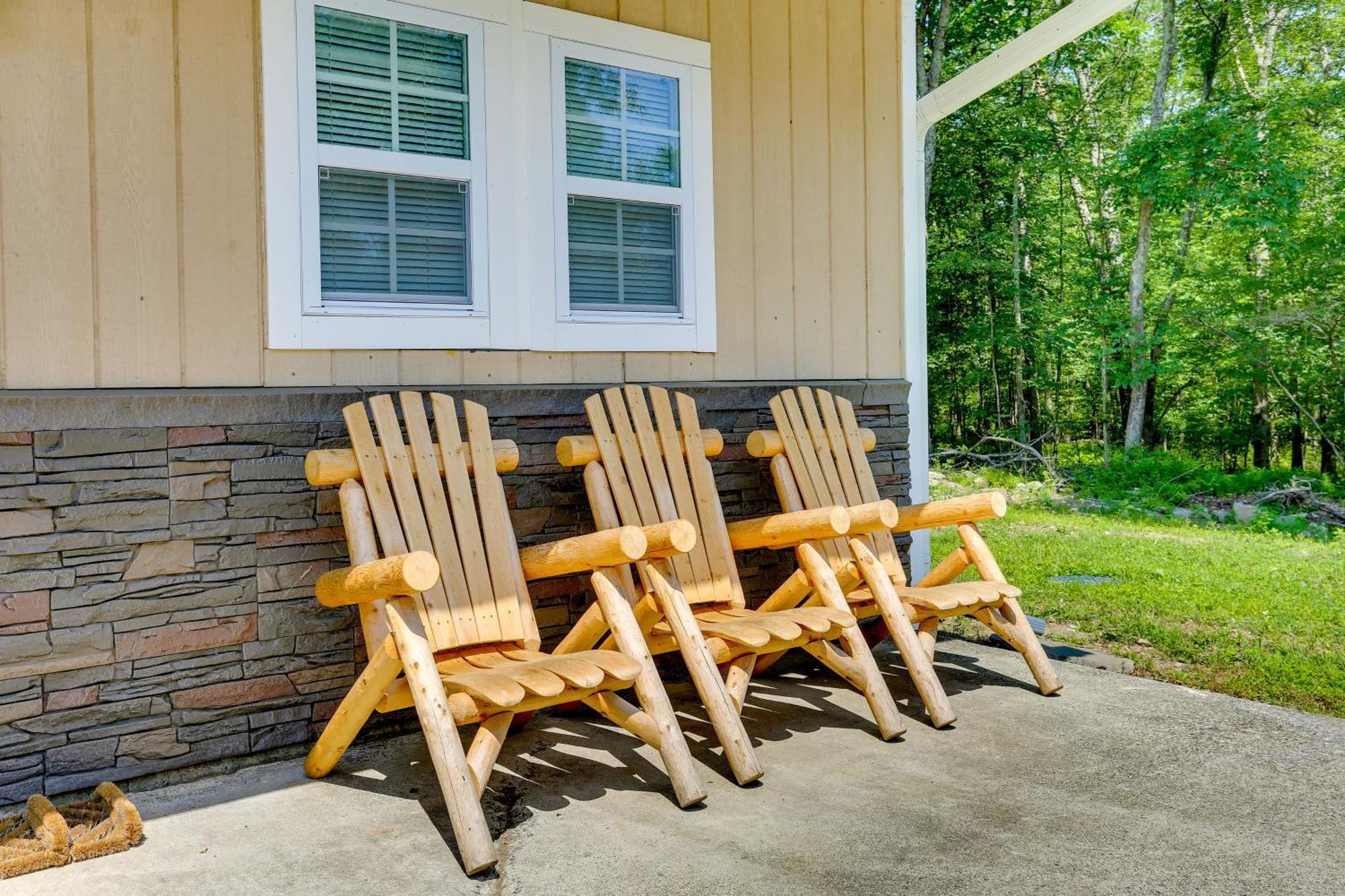 Secluded Poconos Cabin With Fire Pit On 75 Acres! อีสต์สเตราด์สเบิร์ก ภายนอก รูปภาพ