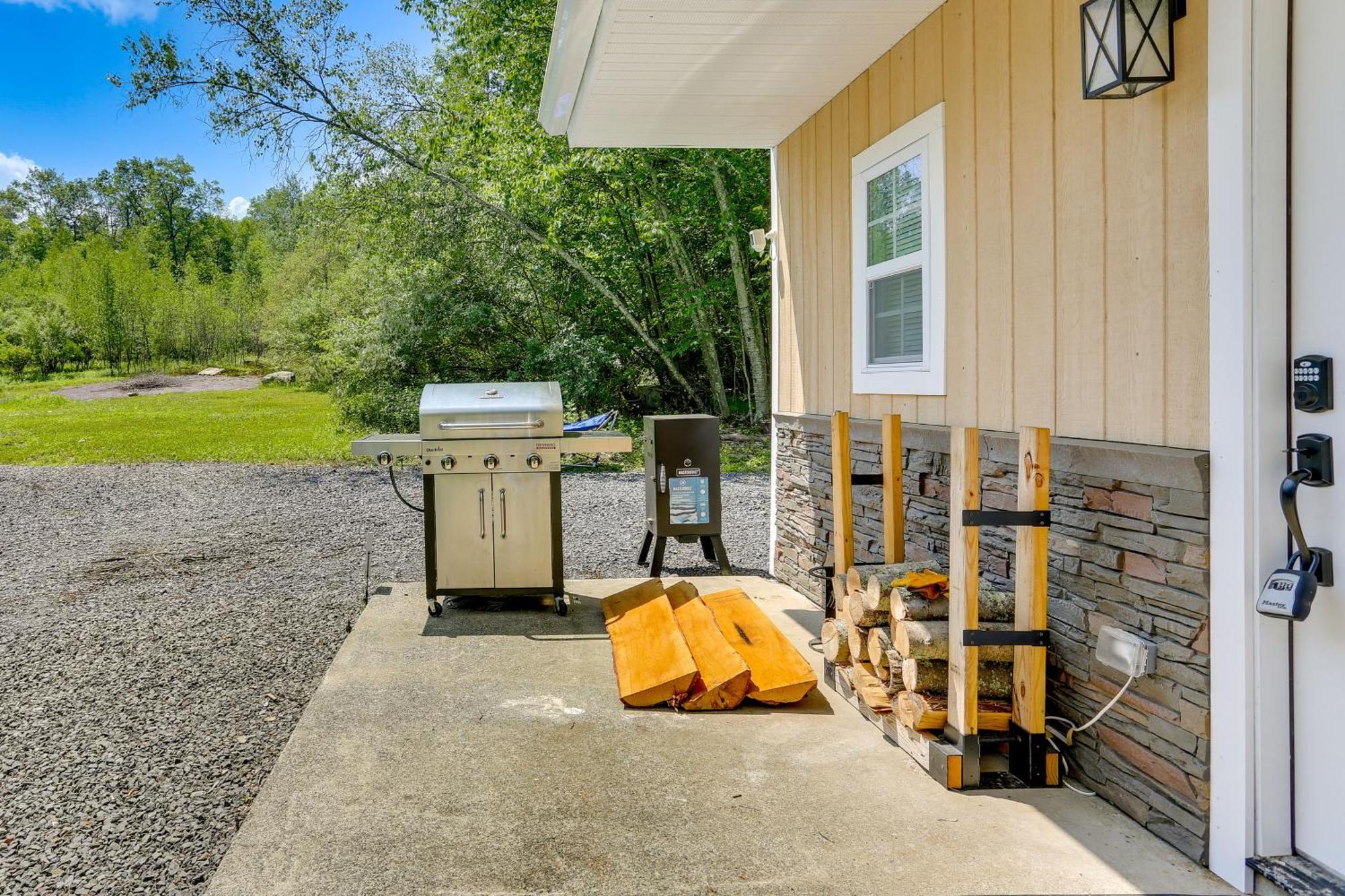 Secluded Poconos Cabin With Fire Pit On 75 Acres! อีสต์สเตราด์สเบิร์ก ภายนอก รูปภาพ