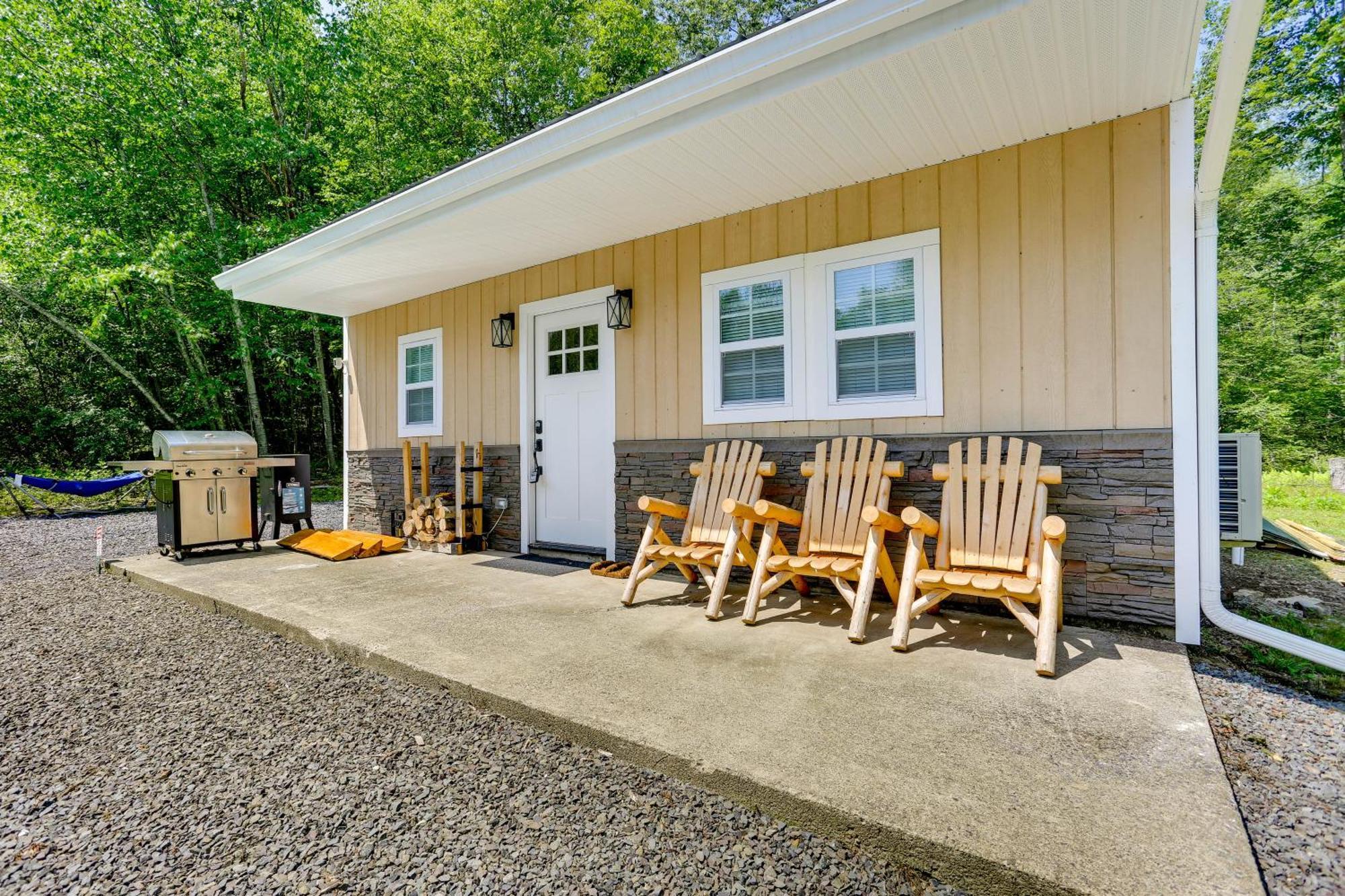 Secluded Poconos Cabin With Fire Pit On 75 Acres! อีสต์สเตราด์สเบิร์ก ภายนอก รูปภาพ