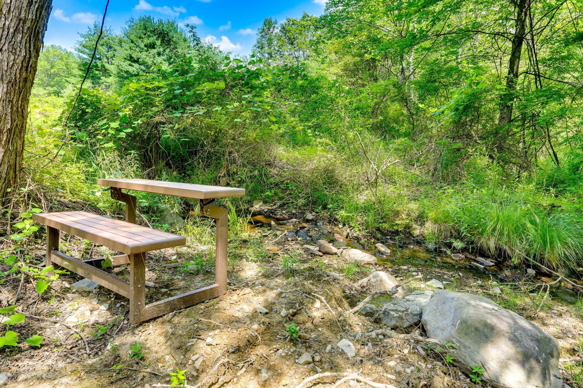 Secluded Poconos Cabin With Fire Pit On 75 Acres! อีสต์สเตราด์สเบิร์ก ภายนอก รูปภาพ